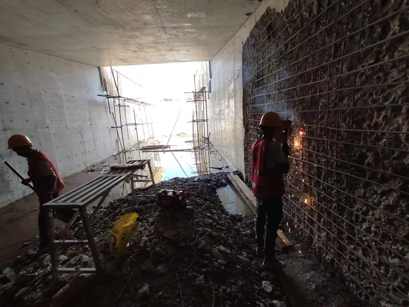 崖州挖断承重墙导致楼体开裂，加固施工方案出炉